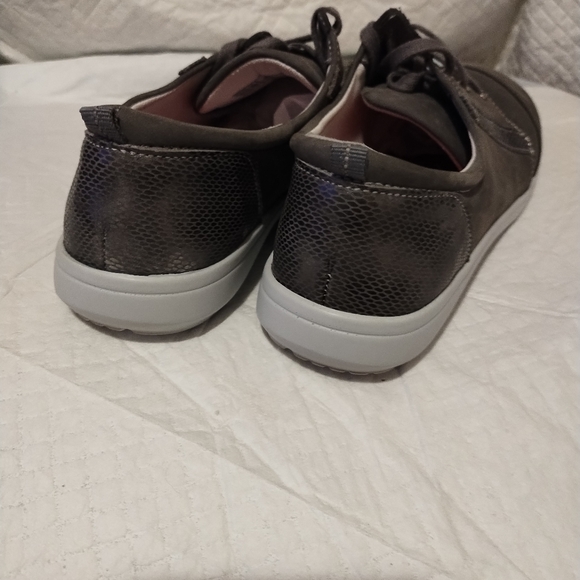 New SAS  (nwot) women Marnie sneaker snake gray size 11N - Picture 4 of 7